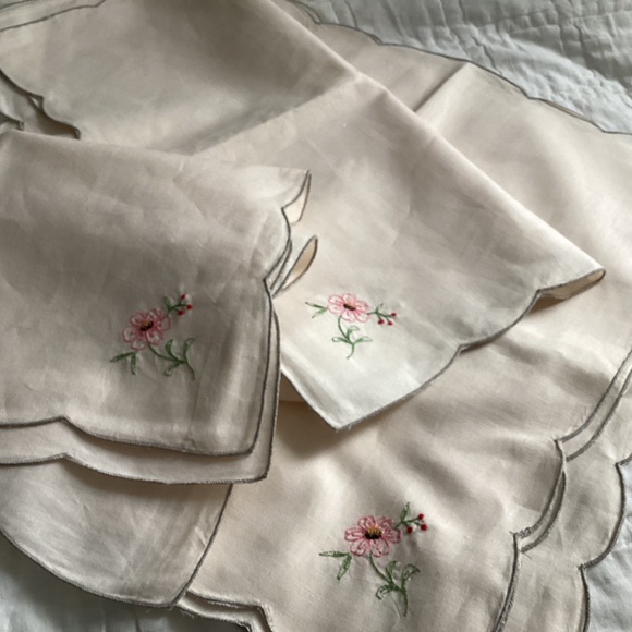 SET OF SIX VINTAGE OFF-WHITE LINEN EMBROIDERED SQUARE DINNER NAPKINS - Picture 5 of 6